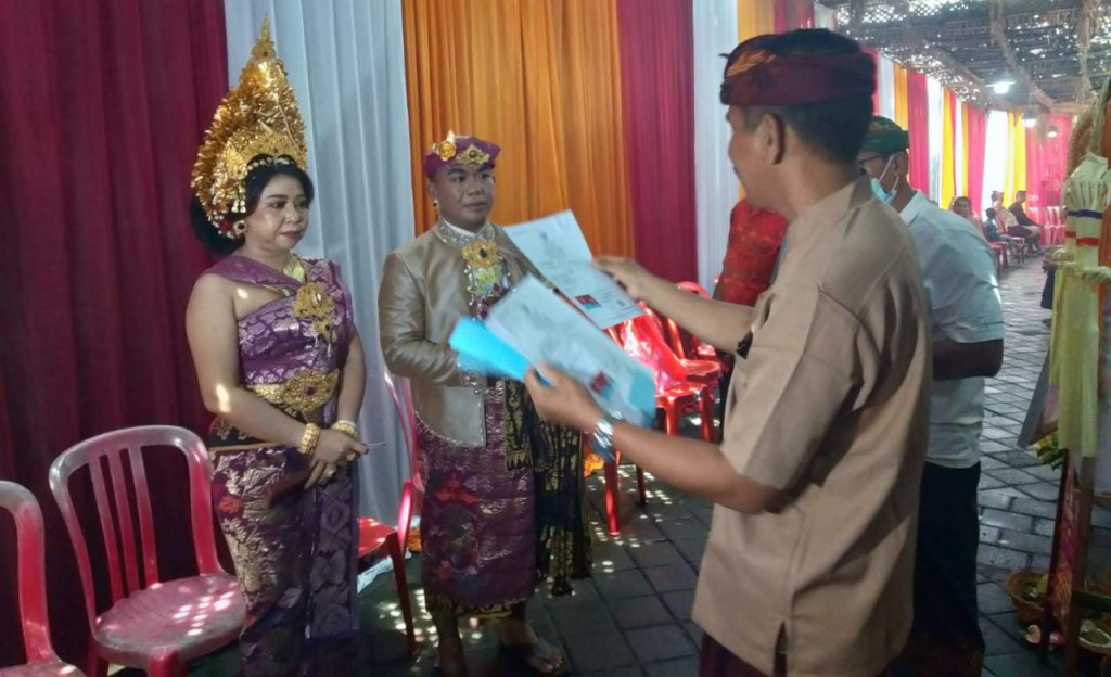 Efisiensi Pelayanan Kependudukan dalam Penerbitan Akta Perkawinan dan KTP Melalui Dalung Smartvillage